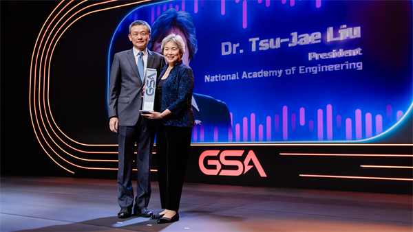 Tsu-Jae Liu Receives Leadership Award 